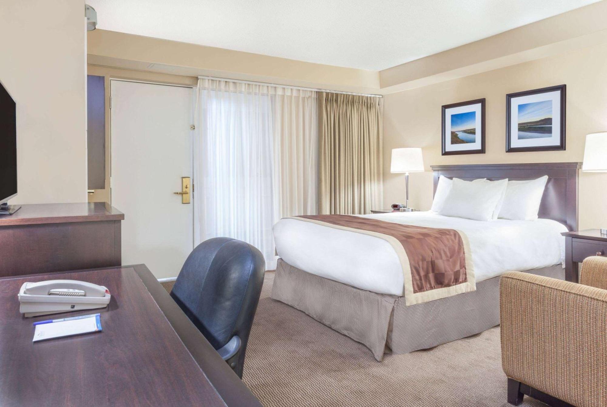 Hotel Baymont By Wyndham Red Deer Extérieur photo