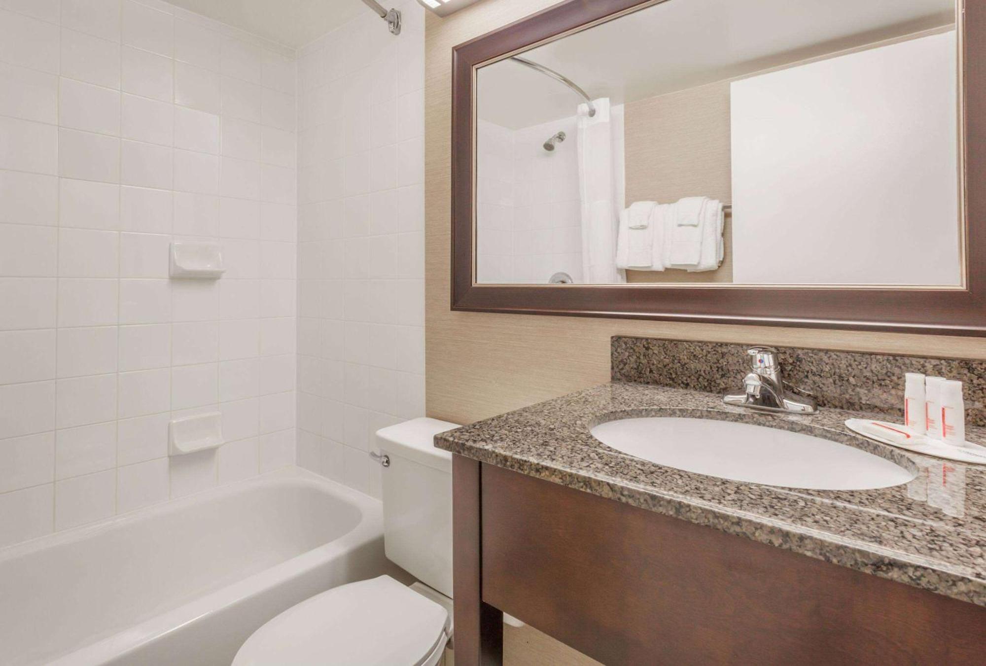Hotel Baymont By Wyndham Red Deer Extérieur photo
