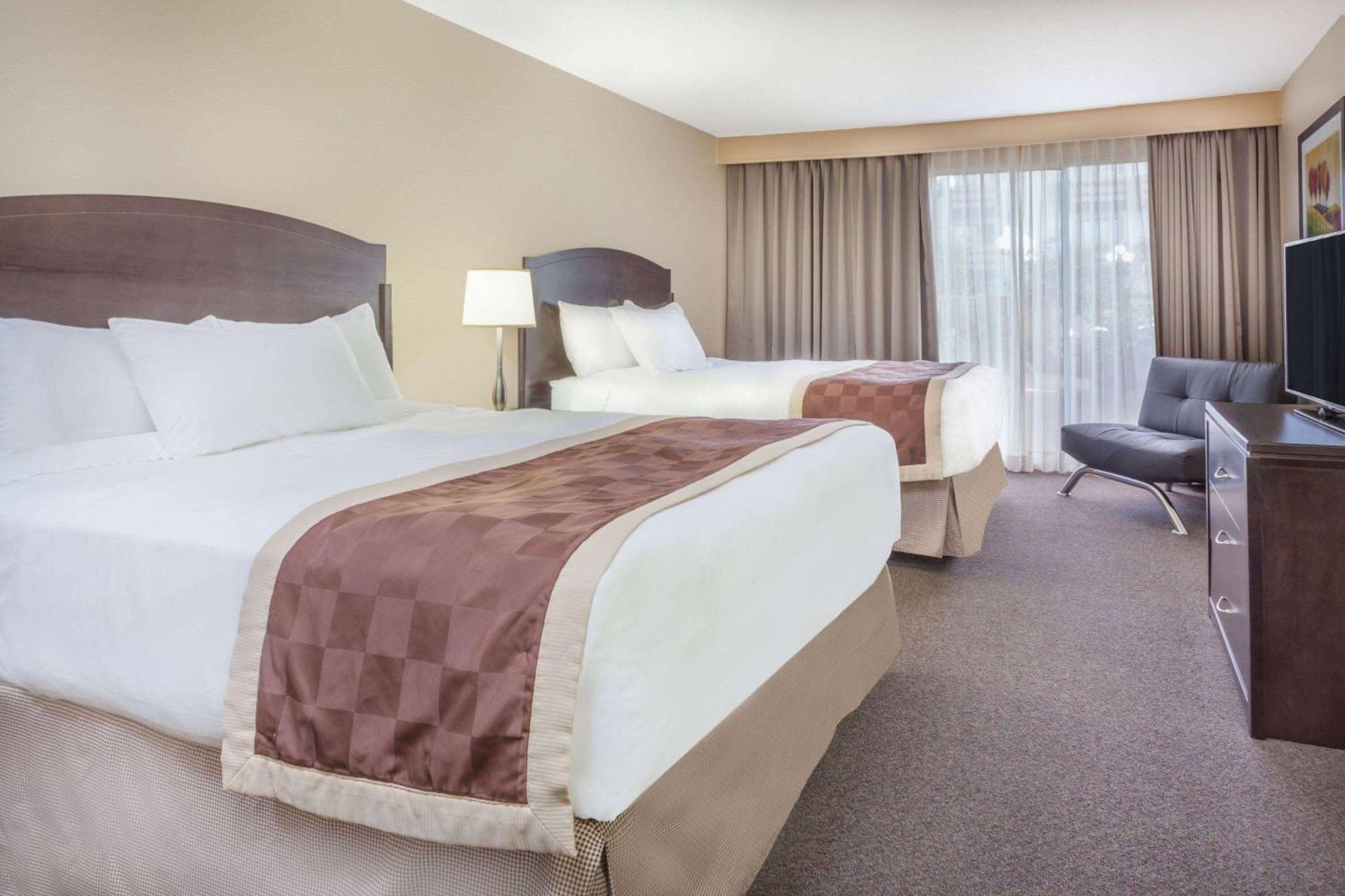 Hotel Baymont By Wyndham Red Deer Extérieur photo
