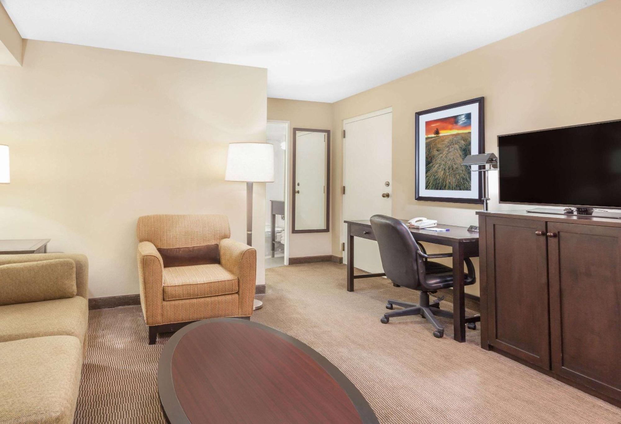 Hotel Baymont By Wyndham Red Deer Extérieur photo
